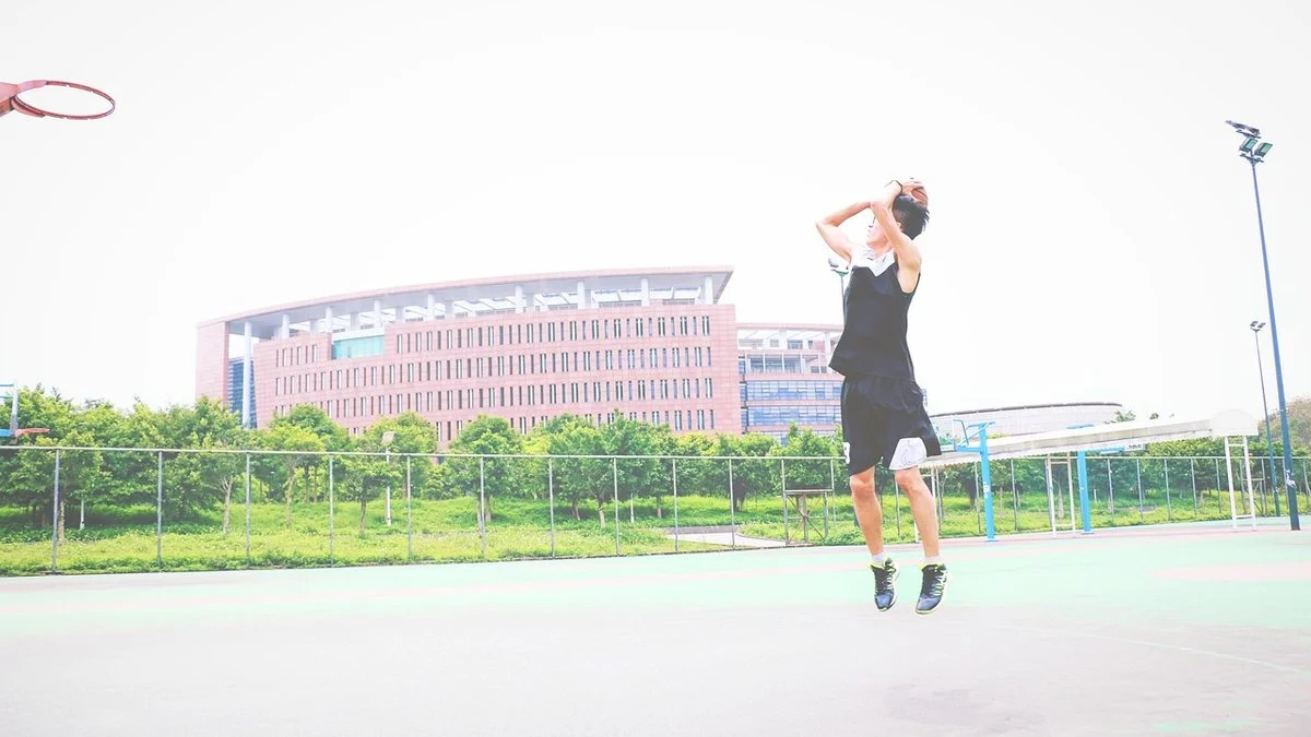 尼克斯名人席潜规则揭秘：主场氛围促战术执行与攻防转换